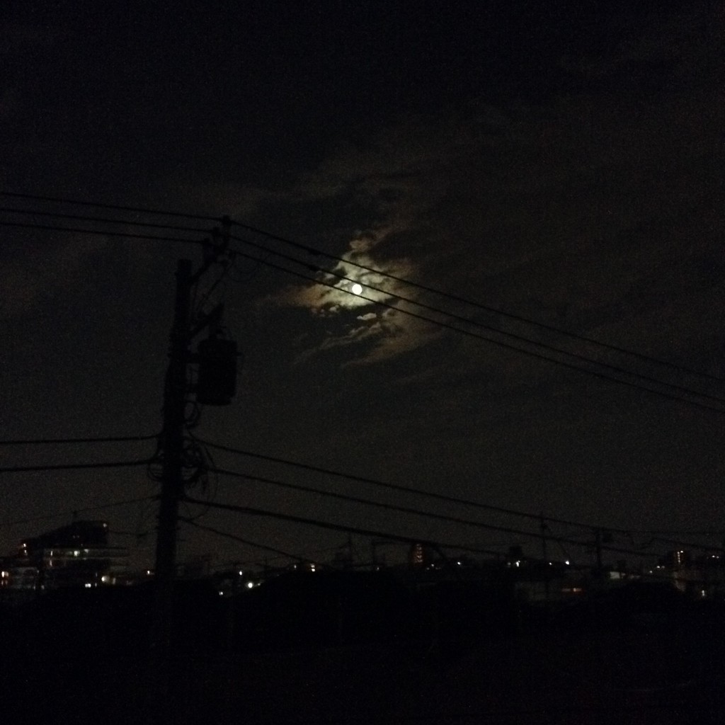 月が～出た出た～♪